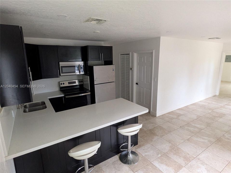 For Rent: $2,200 (2 beds, 1 baths, 1900 Square Feet)