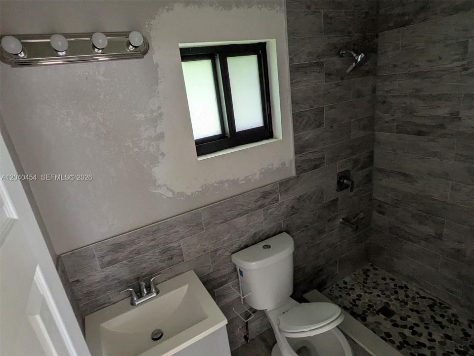 For Rent: $2,200 (2 beds, 1 baths, 1900 Square Feet)