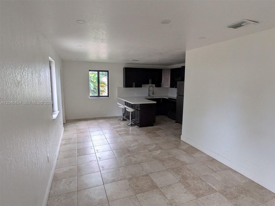 For Rent: $2,200 (2 beds, 1 baths, 1900 Square Feet)