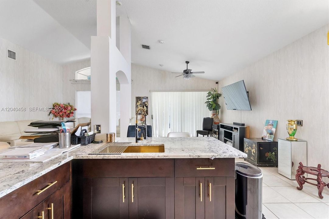 На продажу: $470,000 (3 спален, 2 ванн, 1864 Квадратных фут)