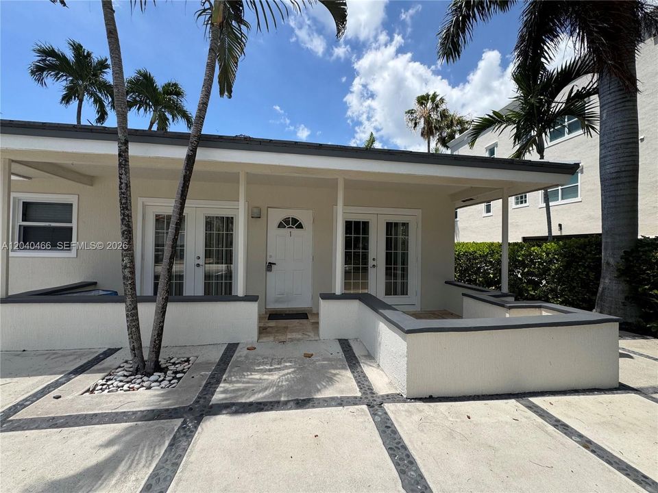 For Rent: $2,200 (2 beds, 2 baths, 980 Square Feet)