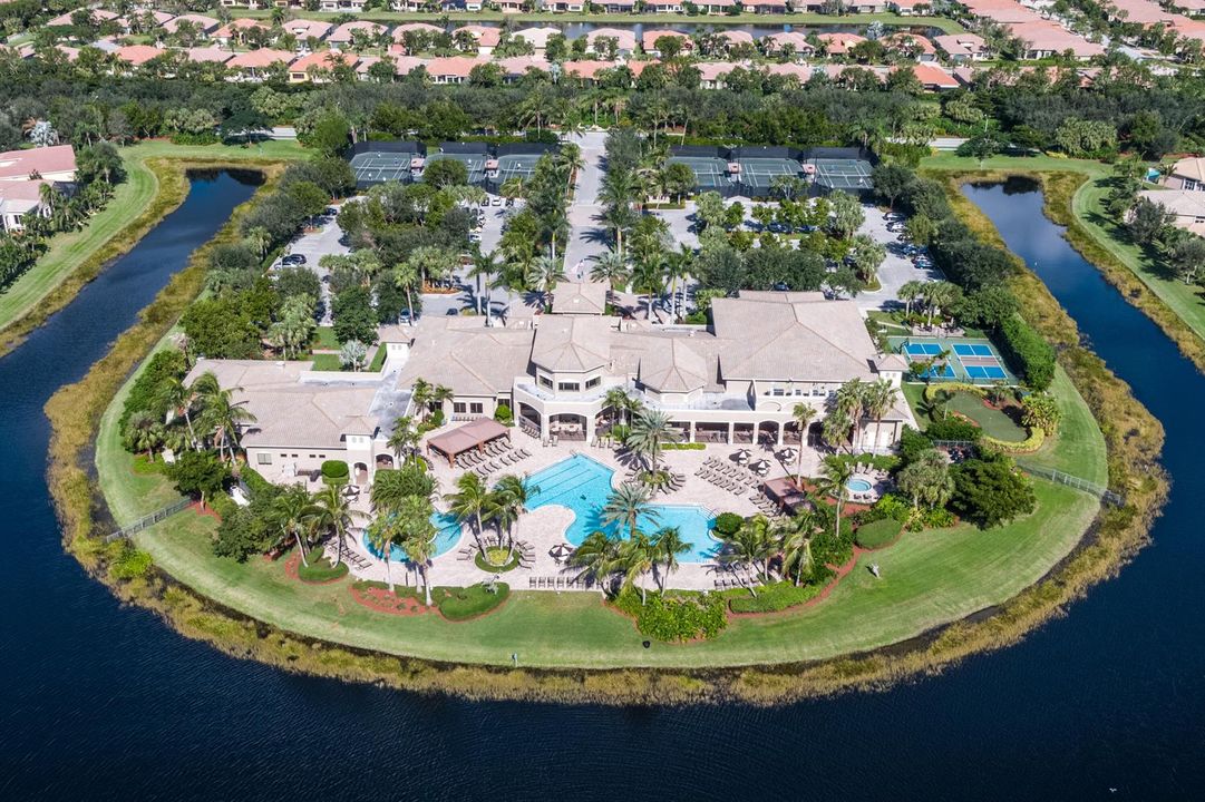 Valencia Pointe