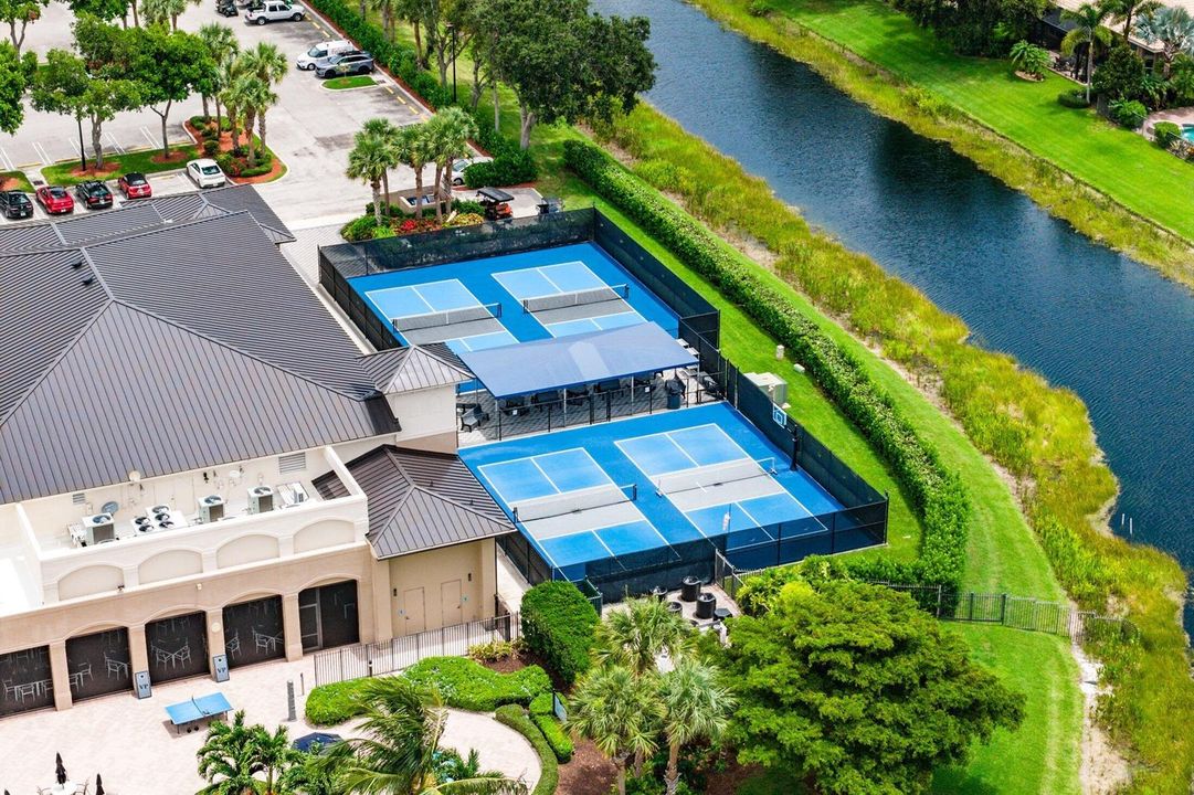 Valencia Pointe