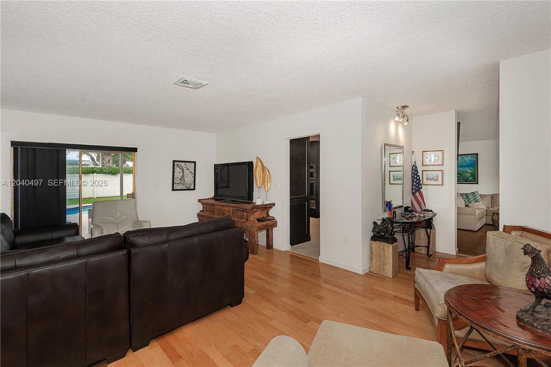 En Venta: $1,350,000 (3 camas, 2 baños, 1880 Pies cuadrados)