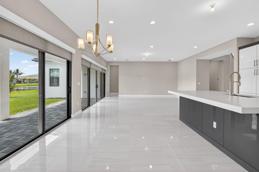 Large Breakfast Area Open to Fam Room