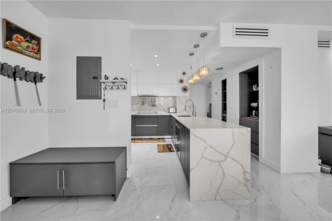 В аренду: $4,800 (2 спален, 2 ванн, 1275 Квадратных фут)
