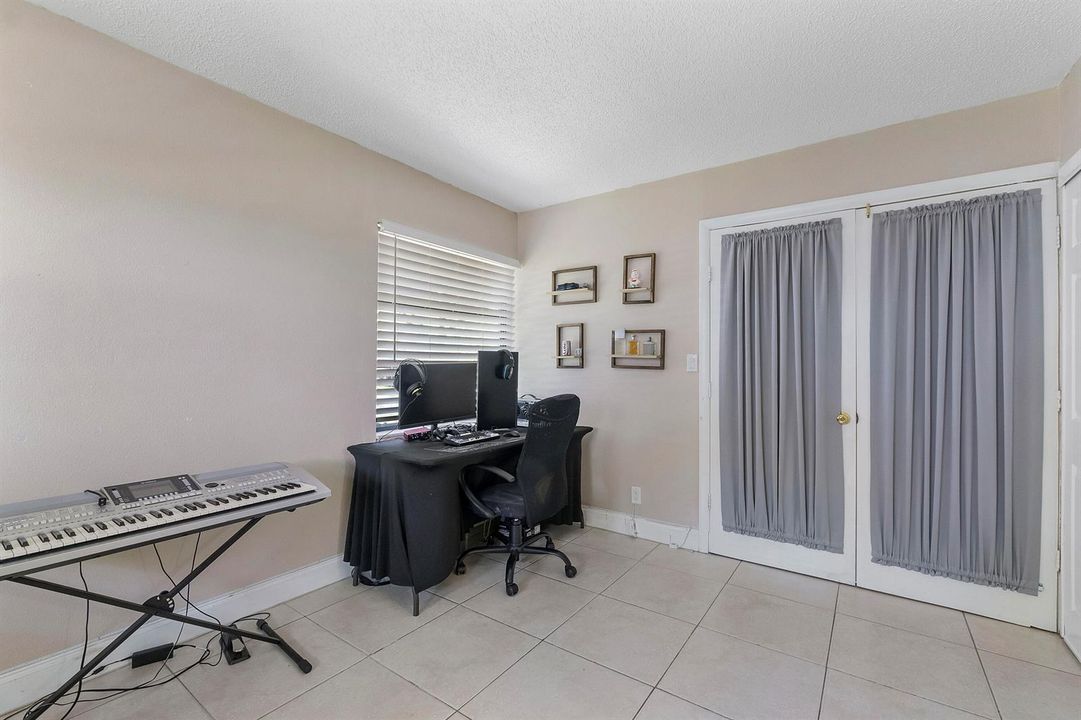 4149 Palm Forest Dr S_024
