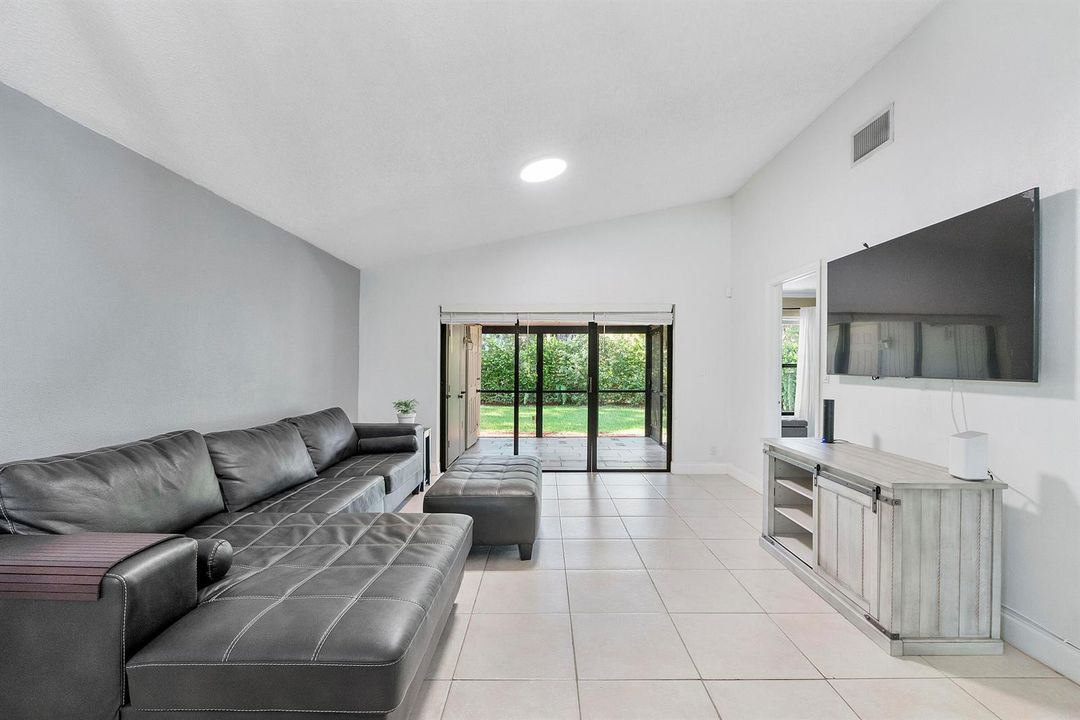 4149 Palm Forest Dr S_011