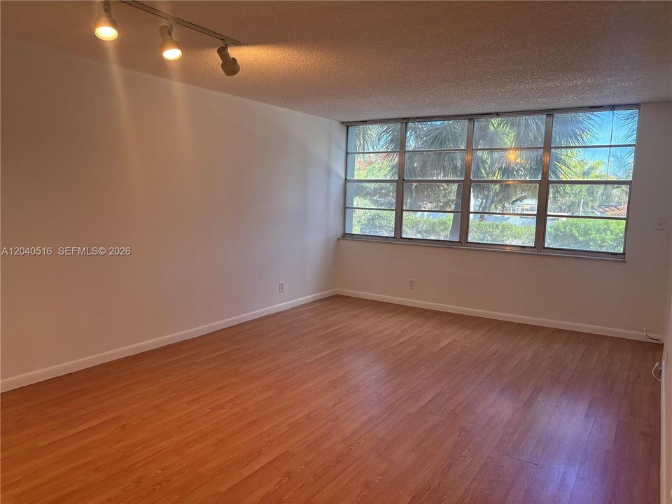 For Rent: $1,700 (1 beds, 1 baths, 780 Square Feet)