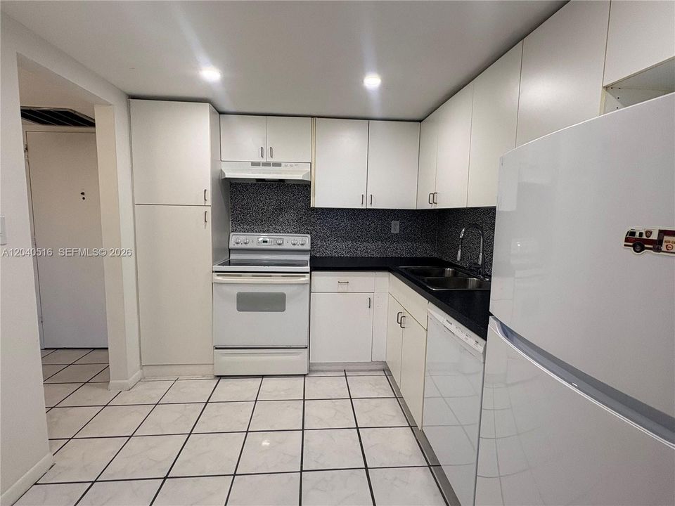 For Rent: $1,700 (1 beds, 1 baths, 780 Square Feet)