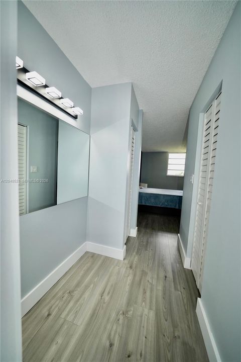 For Sale: $134,999 (1 beds, 1 baths, 933 Square Feet)