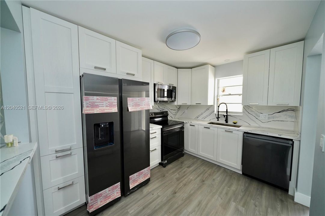 For Sale: $134,999 (1 beds, 1 baths, 933 Square Feet)
