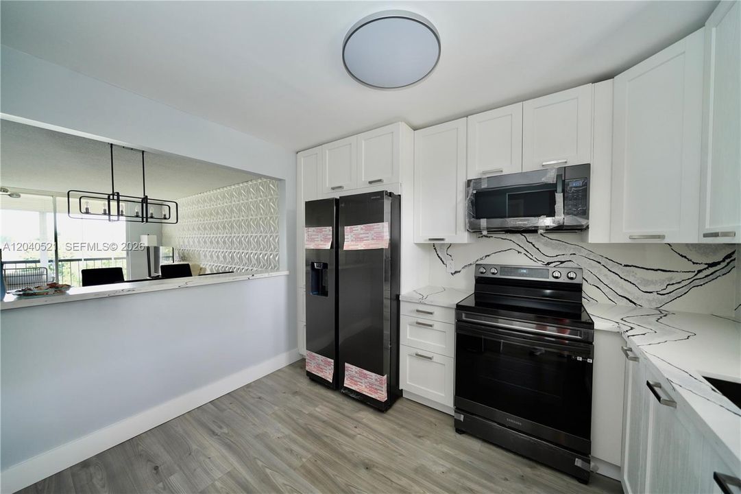 For Sale: $134,999 (1 beds, 1 baths, 933 Square Feet)