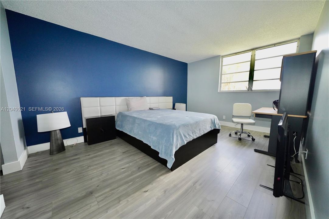 For Sale: $134,999 (1 beds, 1 baths, 933 Square Feet)