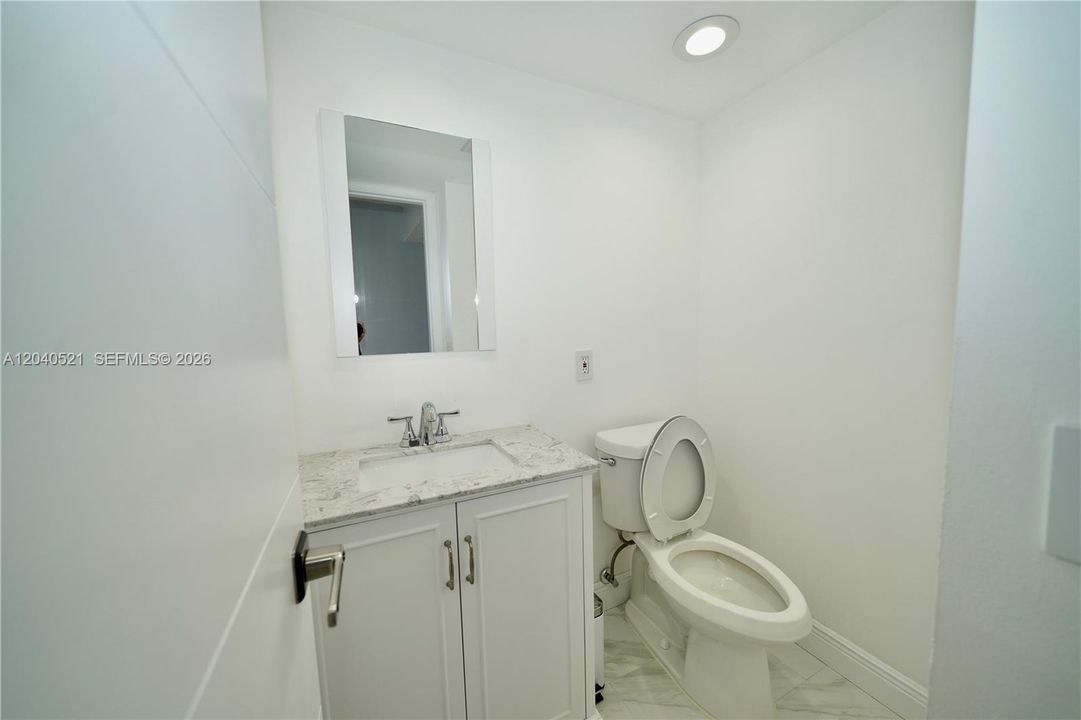 For Sale: $134,999 (1 beds, 1 baths, 933 Square Feet)