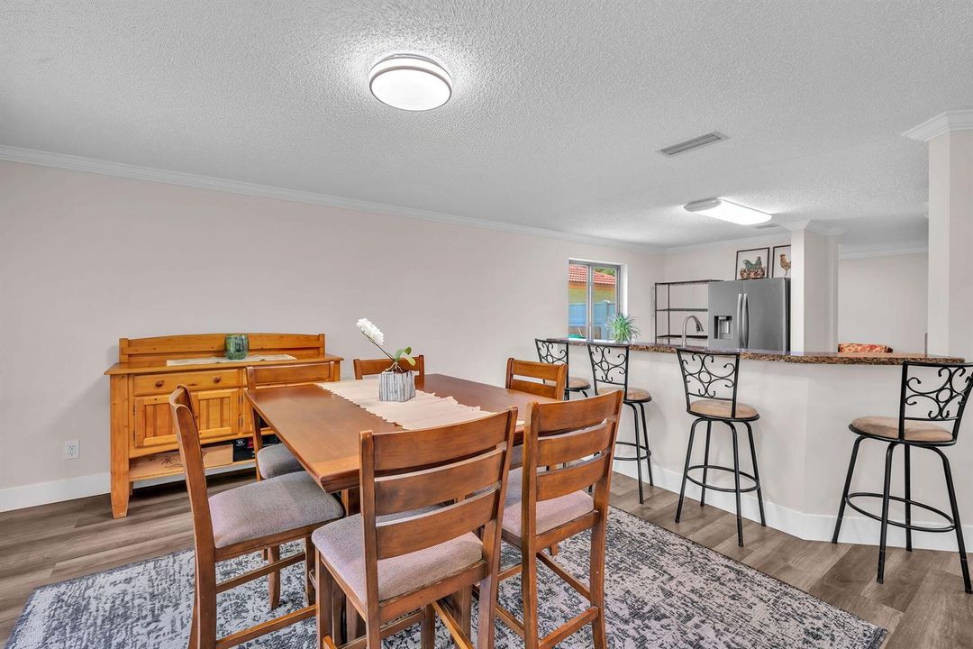 Kitchen w/Eat-In Bar & Dining Area