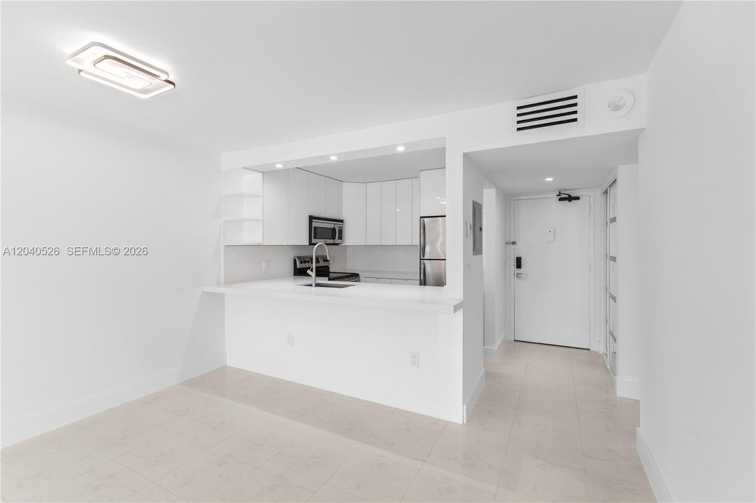 For Sale: $549,000 (1 beds, 1 baths, 654 Square Feet)