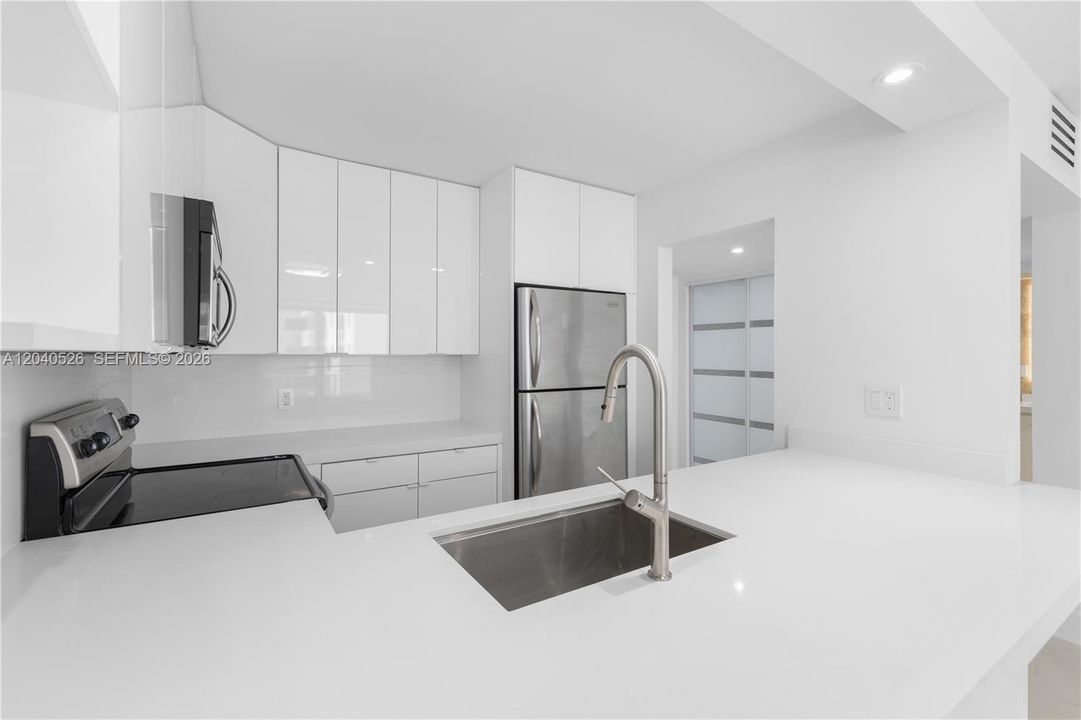 For Sale: $549,000 (1 beds, 1 baths, 654 Square Feet)