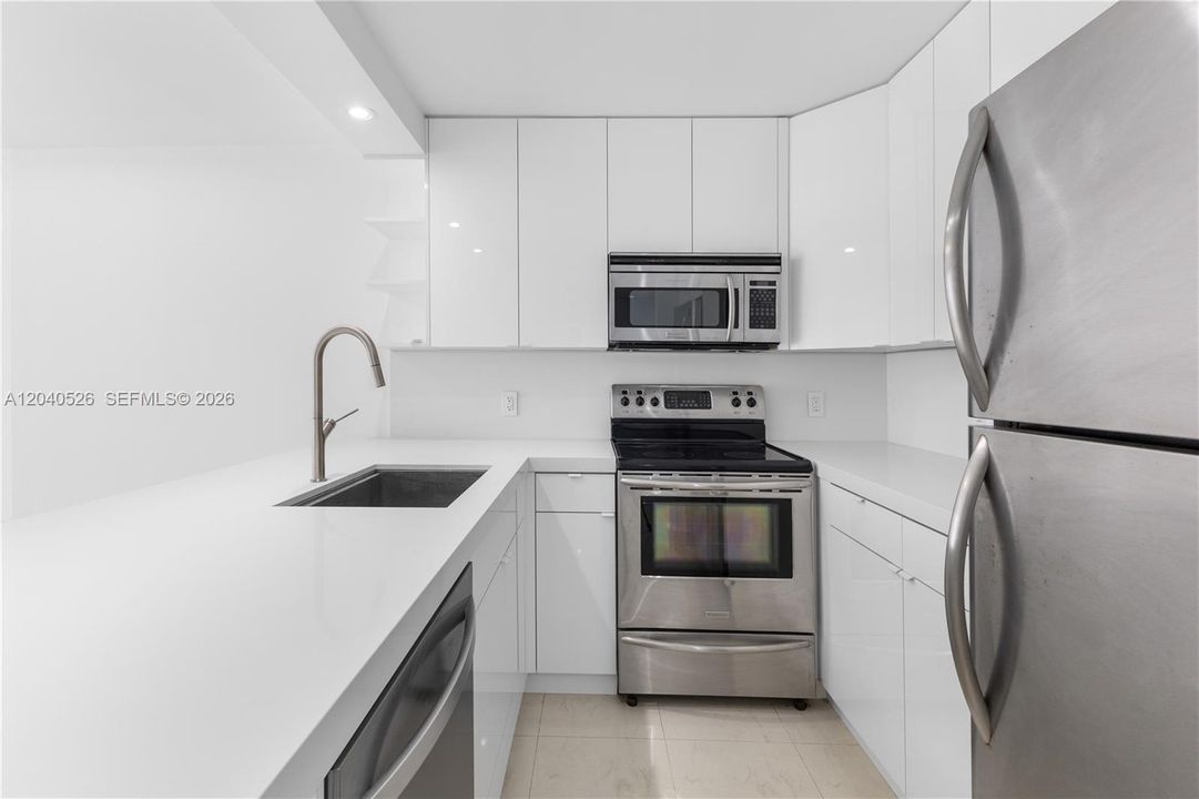 For Sale: $549,000 (1 beds, 1 baths, 654 Square Feet)