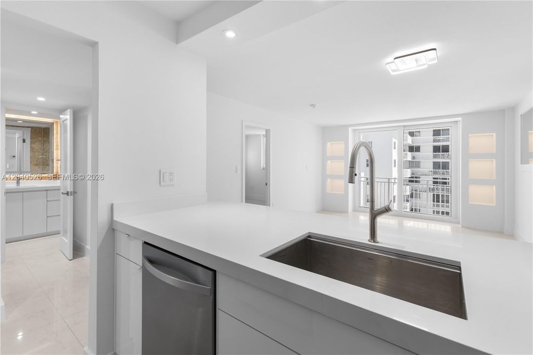 For Sale: $549,000 (1 beds, 1 baths, 654 Square Feet)