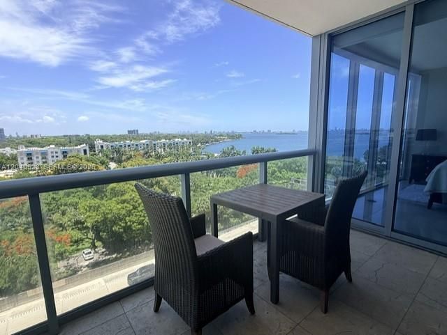 En Venta: $569,900 (2 camas, 2 baños, 1174 Pies cuadrados)