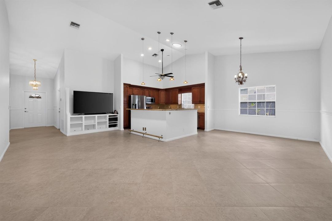 14_3882_Dafilee_Cir-Living_room-0022