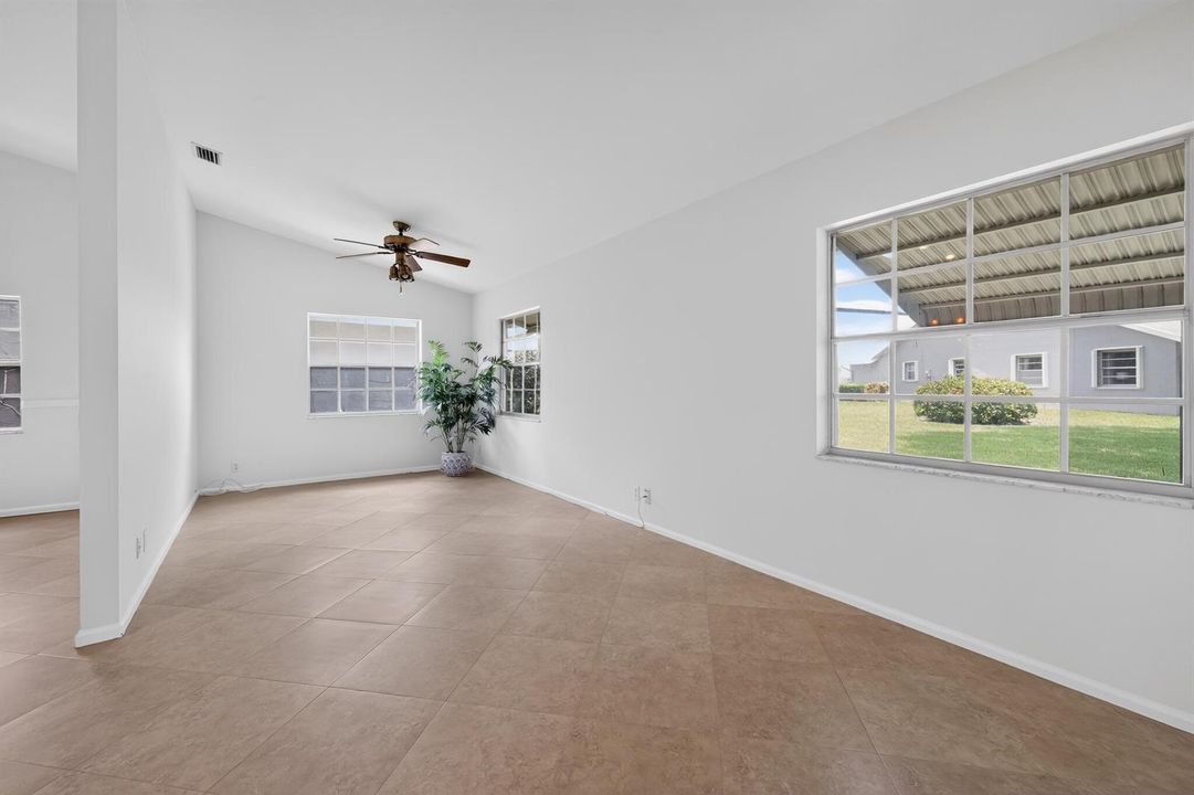 17_3882_Dafilee_Cir-Living_room-0049
