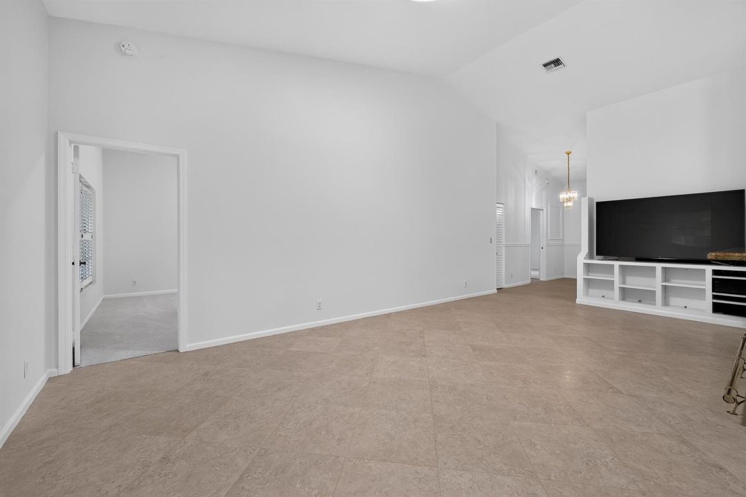 12_3882_Dafilee_Cir-Living_room-0028