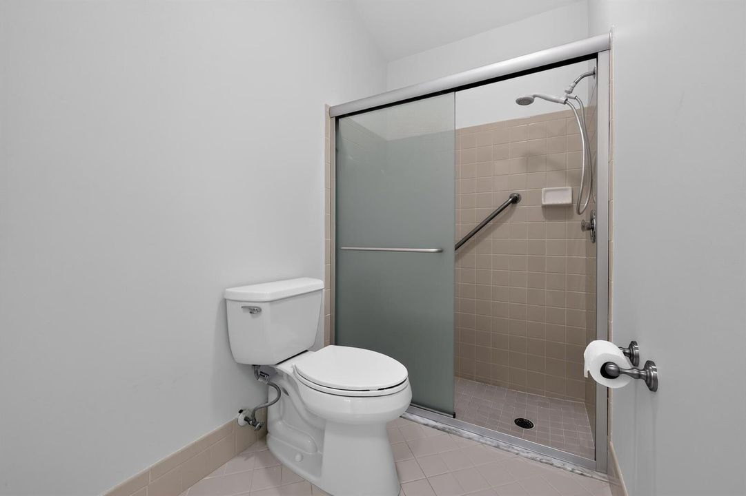 28_3882_Dafilee_Cir-Bathroom-0082
