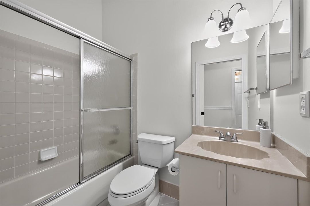 29_3882_Dafilee_Cir-Bathroom-0013