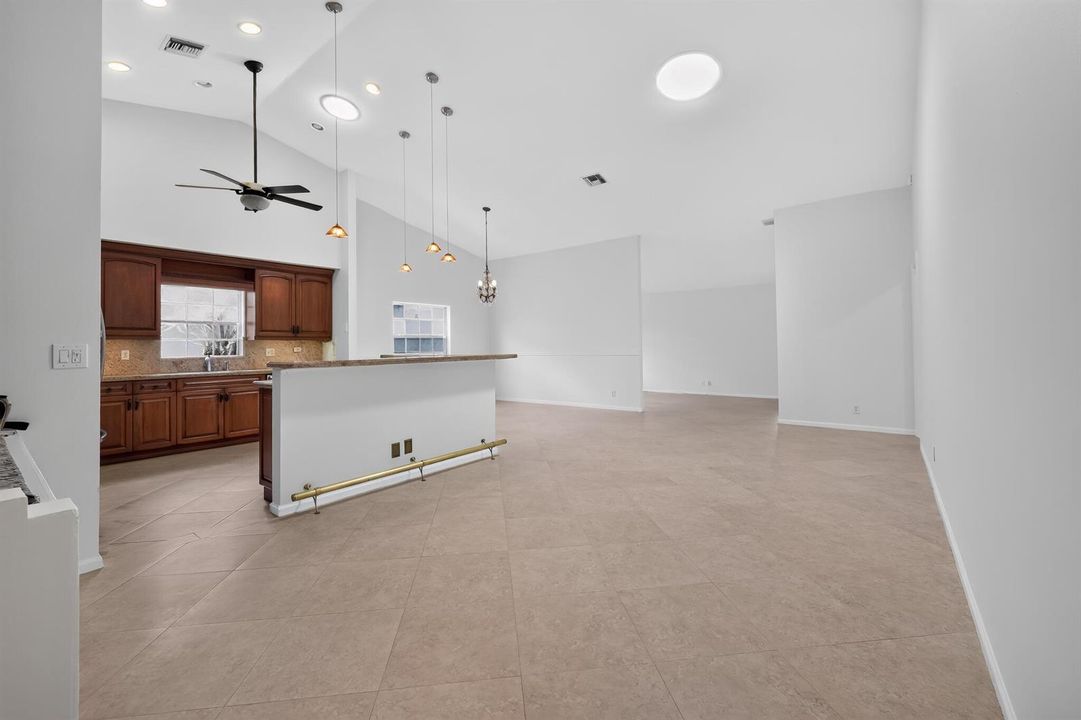 13_3882_Dafilee_Cir-Living_room-0019