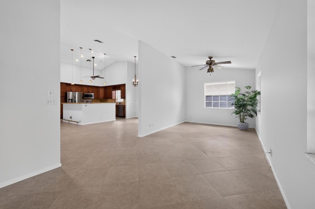 11_3882_Dafilee_Cir-Living_room-0052