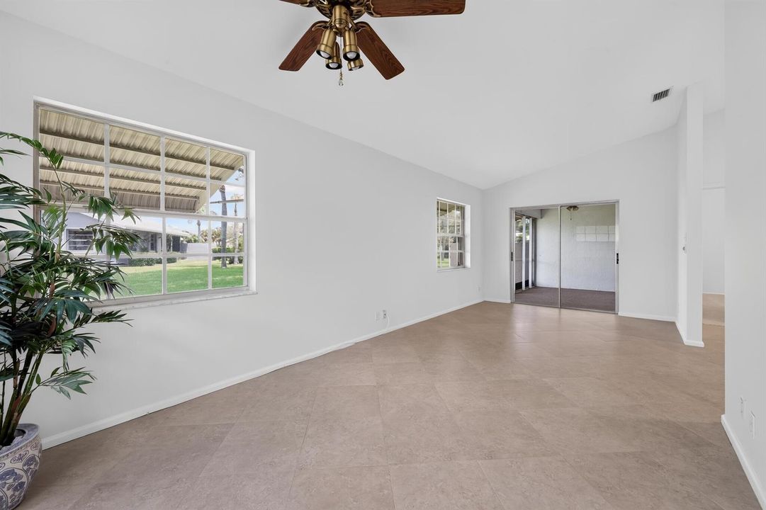 16_3882_Dafilee_Cir-Living_room-0055