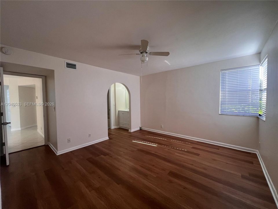 For Rent: $2,300 (2 beds, 2 baths, 950 Square Feet)
