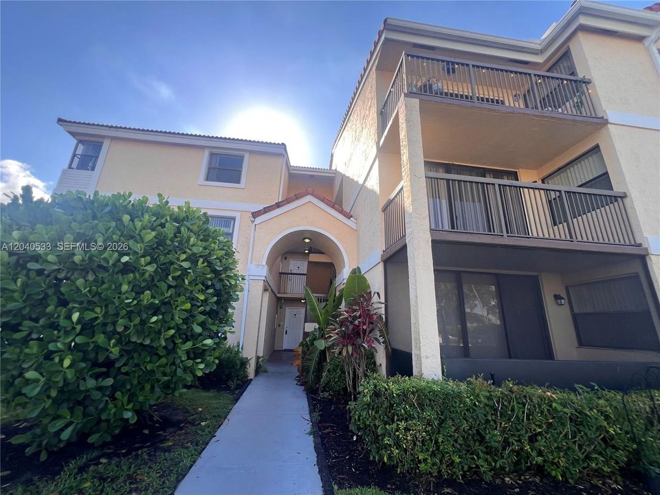 For Rent: $2,300 (2 beds, 2 baths, 950 Square Feet)