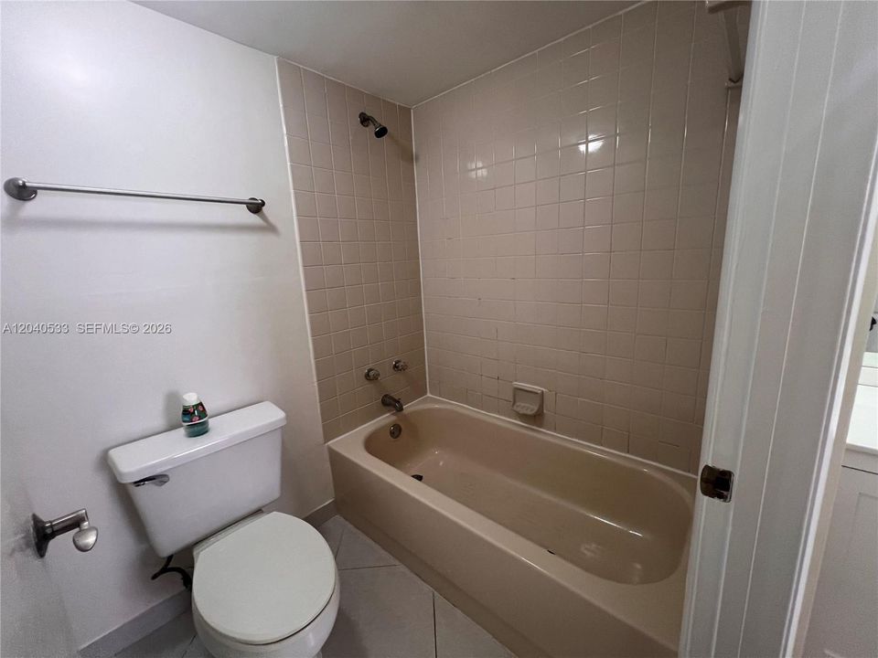 For Rent: $2,300 (2 beds, 2 baths, 950 Square Feet)