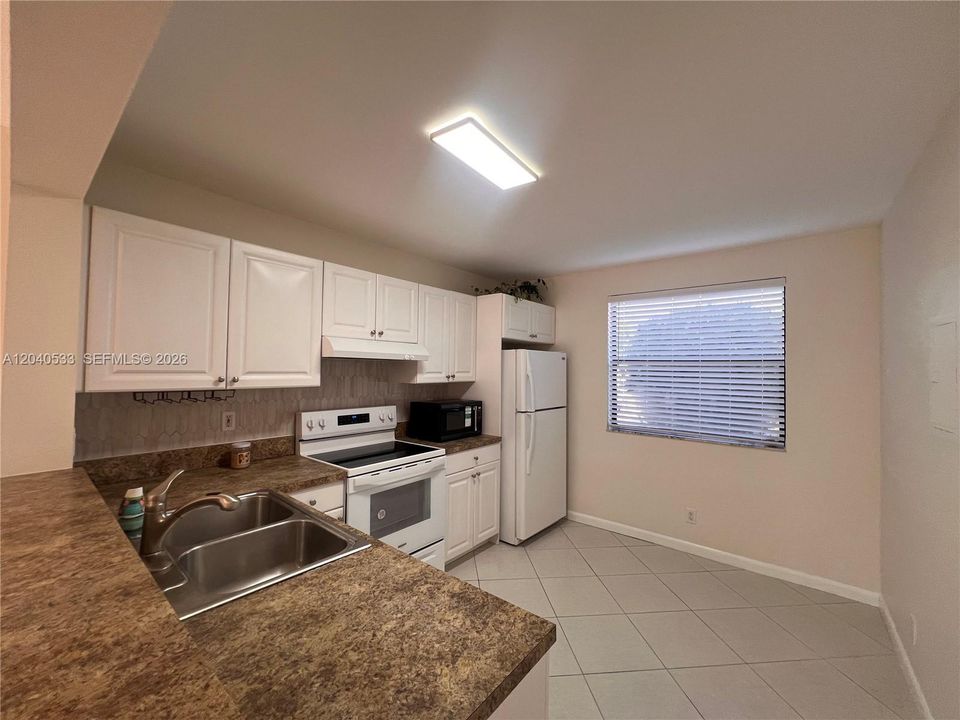 For Rent: $2,300 (2 beds, 2 baths, 950 Square Feet)