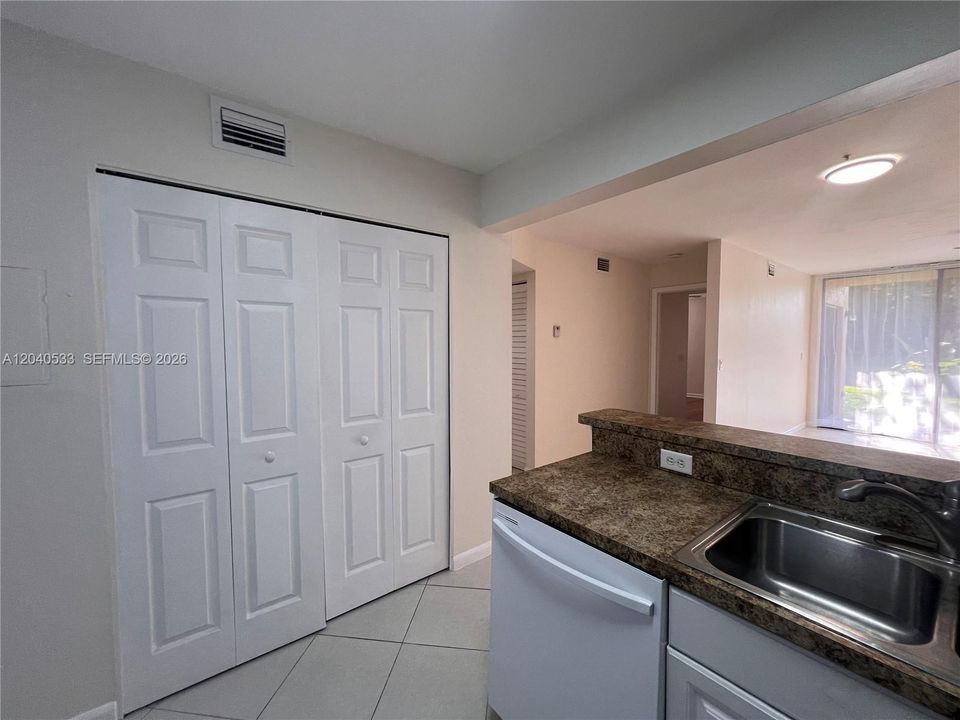 For Rent: $2,300 (2 beds, 2 baths, 950 Square Feet)