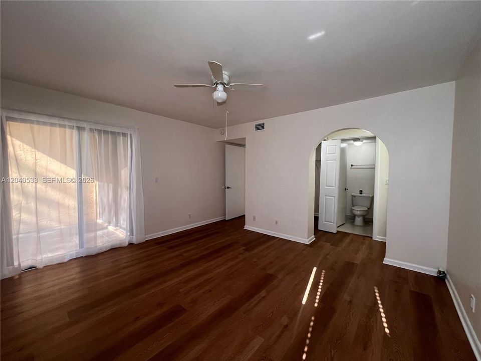 For Rent: $2,300 (2 beds, 2 baths, 950 Square Feet)