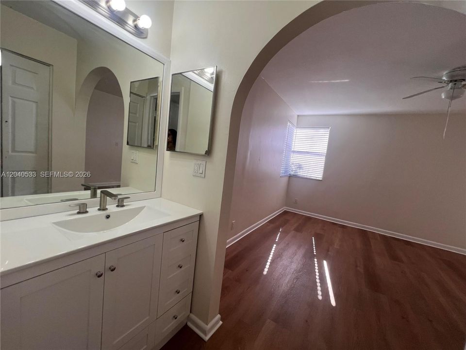 For Rent: $2,300 (2 beds, 2 baths, 950 Square Feet)