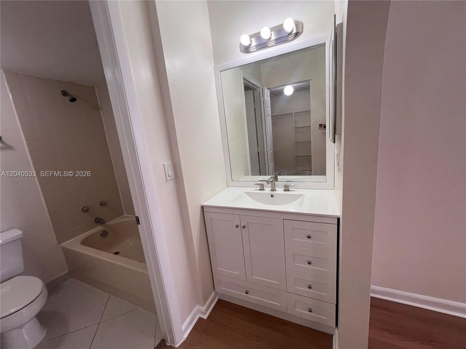 For Rent: $2,300 (2 beds, 2 baths, 950 Square Feet)