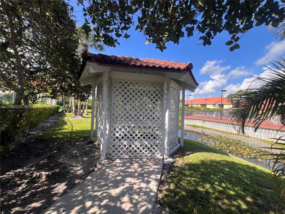 For Rent: $2,300 (2 beds, 2 baths, 950 Square Feet)