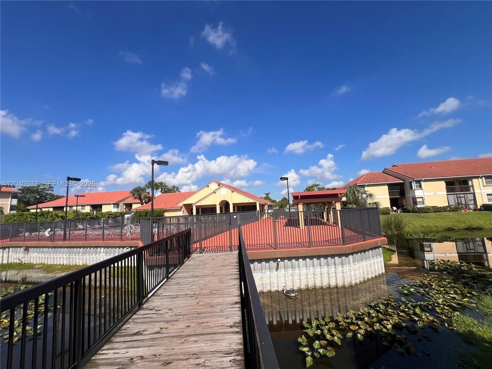 For Rent: $2,300 (2 beds, 2 baths, 950 Square Feet)