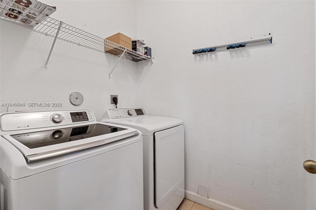 В аренду: $3,600 (3 спален, 2 ванн, 2421 Квадратных фут)
