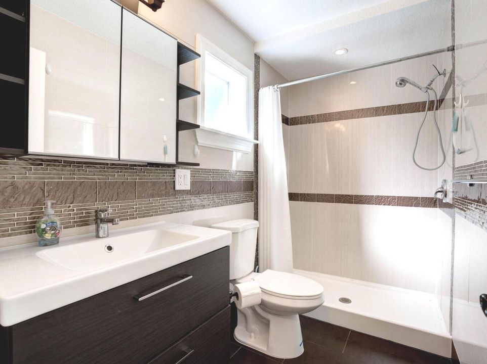 Private bathroom w/ walk-in shower