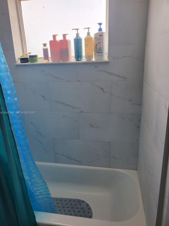 For Rent: $2,150 (1 beds, 1 baths, 922 Square Feet)