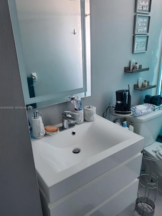 For Rent: $2,150 (1 beds, 1 baths, 922 Square Feet)