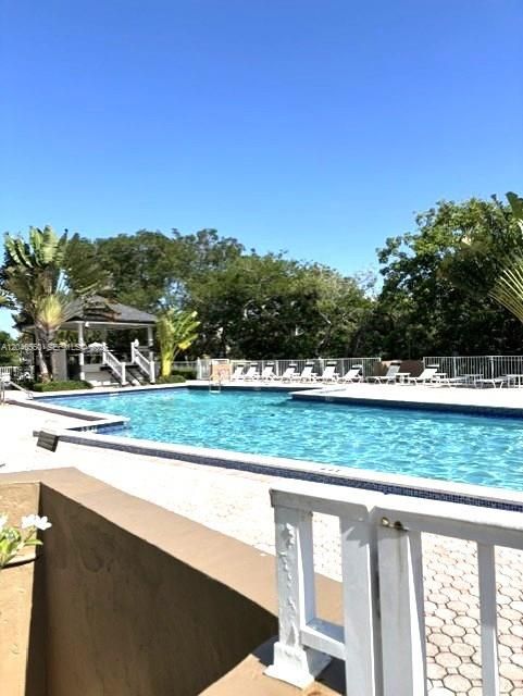 For Sale: $315,000 (2 beds, 1 baths, 900 Square Feet)