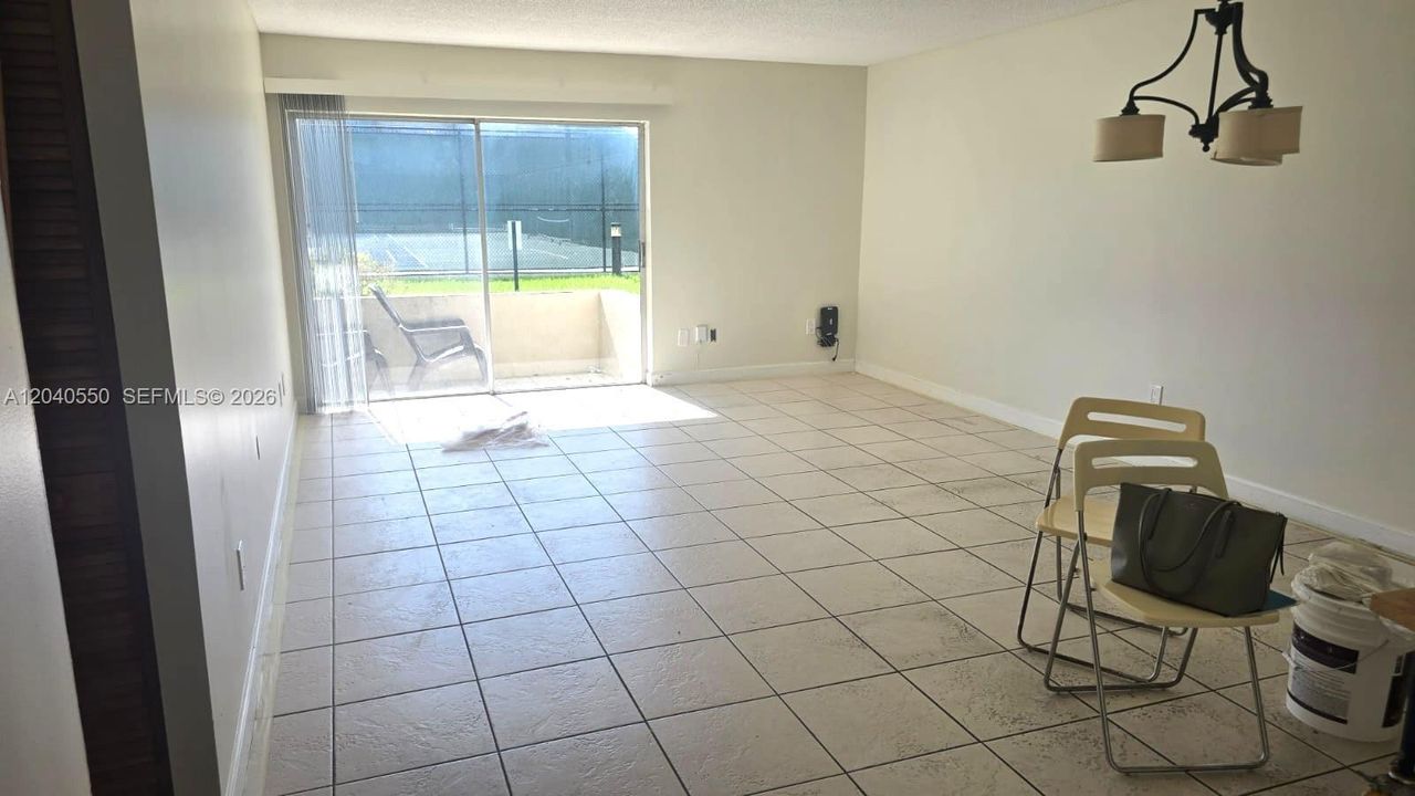 For Sale: $315,000 (2 beds, 1 baths, 900 Square Feet)