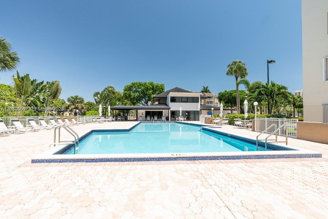 For Sale: $315,000 (2 beds, 1 baths, 900 Square Feet)